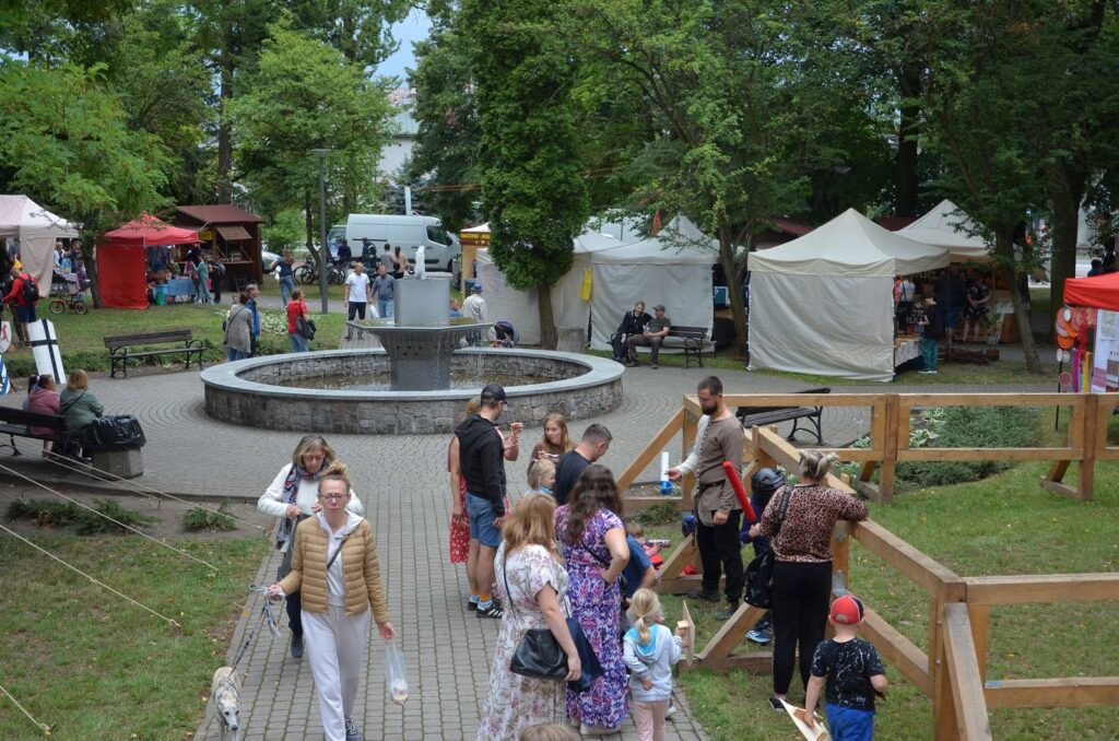 Już po raz osiemnasty odbył się w scenerii kętrzyńskiego Zamku Jarmark Średniowieczny na Św. Jakuba w dniach 22-23 lipca. Jak zwykle, w czasie dwóch lipcowych dni i wieczorów, wokół dawnego krzyżackiego zamku przewijał się różnobarwny tłum kuglarzy, muzykantów i rzemieślników prezentujących swoje umiejętności a rycerze rywalizowali w Turnieju Wojów o skarb Diwana – wodza Bartów.