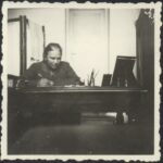 Licharewa przy biurku